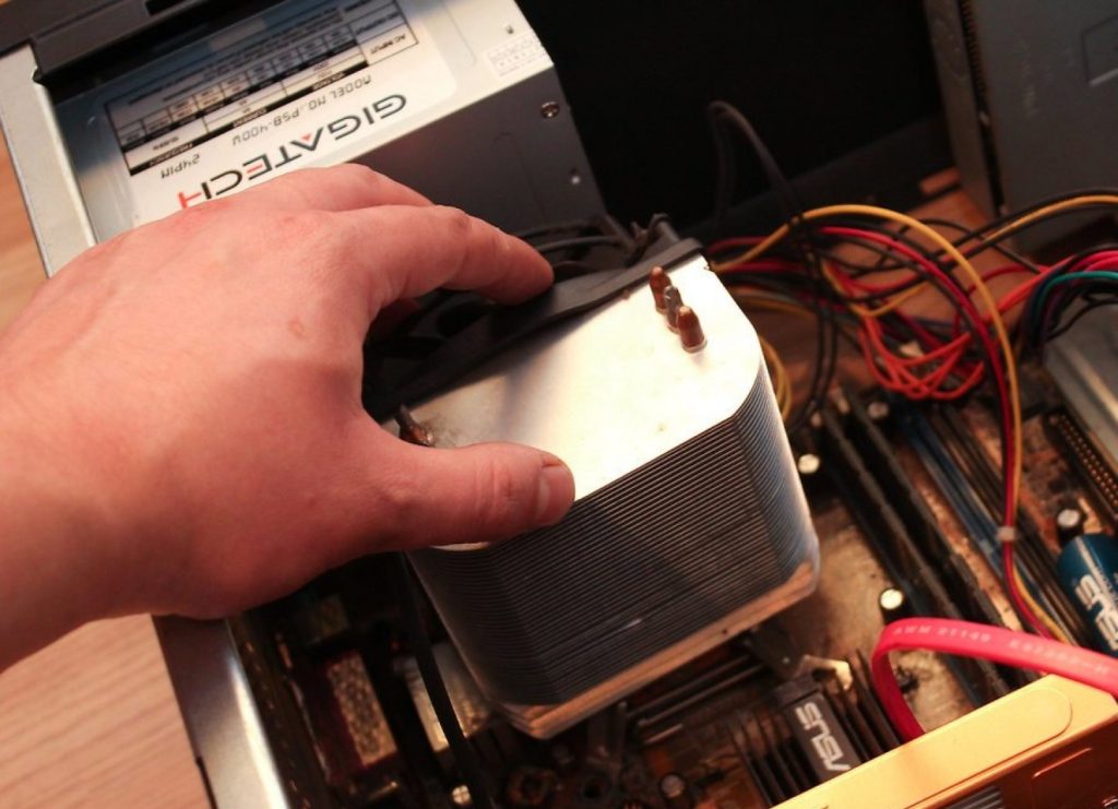 aid664498-v4-900px-fix-computer-overheating-caused-by-blocked-heat-sink-step-11-version-2_1500x1125