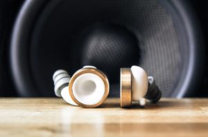 knops-adjustable-acoustic-hearing-buds-03
