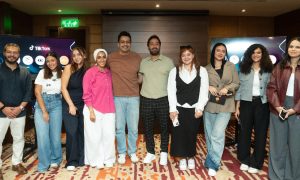 عرضت منصة تيك توك خلال فعالية أقيمت في القاهرة تجارب عدد من رواد الأعمال المصريين الذين استخدموا المنصة في تطوير مشروعاتهم الصغيرة والمتوسطة، ضمن اتجاه متزايد لاستخدام المنصات الرقمية كأدوات للتسويق والنمو الاقتصادي في مصر. وشارك في فعالية "تيك توك لريادة الأعمال"، التي عُقدت يوم 26 أكتوبر، مجموعة من أصحاب المشروعات الذين قدّموا نماذج عملية لاستخدام المحتوى الإبداعي في دعم النشاط التجاري، خاصة في قطاعات مثل الأزياء والعطور والمأكولات والتصميم. وأكد المشاركون أن المنصة أصبحت وسيلة فعالة للوصول إلى جمهور المستهلكين مباشرة دون وسطاء تقليديين. وقالت كندا إبراهيم، المدير العام الإقليمي لشؤون العمليات والتسويق في الشرق الأوسط وأفريقيا وجنوب ووسط آسيا لدى تيك توك، إن المنصة شهدت خلال السنوات الأخيرة توسعًا في استخداماتها من الترفيه إلى التجارة الرقمية، مضيفة أن "المنصة ساعدت عددًا من المشروعات الصغيرة والمتوسطة على بناء حضور رقمي أقوى وتحقيق نمو قابل للقياس." ومن بين التجارب المعروضة، أوضحت ندى، مؤسسة علامة Euphoria Denims، أن نشاطها القائم على التفاعل المباشر عبر تيك توك مكّنها من تحقيق مبيعات تجاوزت مليون جنيه في أحد الأشهر، فيما أشارت سلمى، مؤسسة Nuit Fragrances، إلى أن أسلوب السرد القصصي في الفيديوهات القصيرة ساعدها على تعزيز الثقة في علامتها. أما مريم محمود، مؤسسة علامة XHBT، فذكرت أن مشاركة مراحل التصميم وتفاعل الجمهور مع أعمالها ساعداها على تطوير منتجاتها بما يتوافق مع الطلب الفعلي. وفي السياق ذاته، أوضح مصطفى، أحد مؤسسي مطعم KAK Squad، أن التواصل المستمر عبر محتوى ساخر وبسيط ساهم في توسيع قاعدة العملاء، مشيرًا إلى أن نحو ثلثي مبيعات المطعم تأتي من التفاعل على تيك توك. كما عرضت ميار شريف، مؤسسة مشروع Bakelyn للمخبوزات، تجربة توظيف المنصة للترويج للمنتجات الحرفية، موضحة أن مشاركة مقاطع مصوّرة من مراحل العمل اليومية ساعدت على الوصول إلى شرائح أوسع من الجمهور. وتشير هذه التجارب إلى اتساع دور المنصات الرقمية في الاقتصاد الإبداعي المصري، لا سيما في ظل زيادة الاعتماد على المحتوى المصوّر كوسيلة للتسويق والتواصل التجاري المباشر. وتظهر بيانات حديثة للمنصة أن حملات تسويقية مثل حملة Trident في مصر عام 2025 حققت معدلات تفاعل مرتفعة، تجاوزت 70 مليون مشاهدة، وأسهمت في زيادة كبيرة في عمليات البحث عن العلامة التجارية داخل المنصة. ويأتي هذا الاهتمام المتزايد بدور المنصات الرقمية في وقت تتجه فيه مصر إلى تعزيز منظومة ريادة الأعمال والاقتصاد الرقمي، ضمن مستهدفات رؤية مصر 2030، التي تركّز على تمكين المشروعات الصغيرة والمتوسطة وتشجيع التحول الرقمي في مختلف القطاعات الاقتصادية.