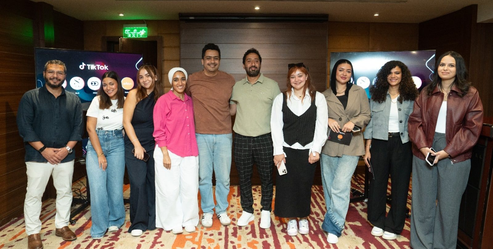 عرضت منصة تيك توك خلال فعالية أقيمت في القاهرة تجارب عدد من رواد الأعمال المصريين الذين استخدموا المنصة في تطوير مشروعاتهم الصغيرة والمتوسطة، ضمن اتجاه متزايد لاستخدام المنصات الرقمية كأدوات للتسويق والنمو الاقتصادي في مصر. وشارك في فعالية "تيك توك لريادة الأعمال"، التي عُقدت يوم 26 أكتوبر، مجموعة من أصحاب المشروعات الذين قدّموا نماذج عملية لاستخدام المحتوى الإبداعي في دعم النشاط التجاري، خاصة في قطاعات مثل الأزياء والعطور والمأكولات والتصميم. وأكد المشاركون أن المنصة أصبحت وسيلة فعالة للوصول إلى جمهور المستهلكين مباشرة دون وسطاء تقليديين. وقالت كندا إبراهيم، المدير العام الإقليمي لشؤون العمليات والتسويق في الشرق الأوسط وأفريقيا وجنوب ووسط آسيا لدى تيك توك، إن المنصة شهدت خلال السنوات الأخيرة توسعًا في استخداماتها من الترفيه إلى التجارة الرقمية، مضيفة أن "المنصة ساعدت عددًا من المشروعات الصغيرة والمتوسطة على بناء حضور رقمي أقوى وتحقيق نمو قابل للقياس." ومن بين التجارب المعروضة، أوضحت ندى، مؤسسة علامة Euphoria Denims، أن نشاطها القائم على التفاعل المباشر عبر تيك توك مكّنها من تحقيق مبيعات تجاوزت مليون جنيه في أحد الأشهر، فيما أشارت سلمى، مؤسسة Nuit Fragrances، إلى أن أسلوب السرد القصصي في الفيديوهات القصيرة ساعدها على تعزيز الثقة في علامتها. أما مريم محمود، مؤسسة علامة XHBT، فذكرت أن مشاركة مراحل التصميم وتفاعل الجمهور مع أعمالها ساعداها على تطوير منتجاتها بما يتوافق مع الطلب الفعلي. وفي السياق ذاته، أوضح مصطفى، أحد مؤسسي مطعم KAK Squad، أن التواصل المستمر عبر محتوى ساخر وبسيط ساهم في توسيع قاعدة العملاء، مشيرًا إلى أن نحو ثلثي مبيعات المطعم تأتي من التفاعل على تيك توك. كما عرضت ميار شريف، مؤسسة مشروع Bakelyn للمخبوزات، تجربة توظيف المنصة للترويج للمنتجات الحرفية، موضحة أن مشاركة مقاطع مصوّرة من مراحل العمل اليومية ساعدت على الوصول إلى شرائح أوسع من الجمهور. وتشير هذه التجارب إلى اتساع دور المنصات الرقمية في الاقتصاد الإبداعي المصري، لا سيما في ظل زيادة الاعتماد على المحتوى المصوّر كوسيلة للتسويق والتواصل التجاري المباشر. وتظهر بيانات حديثة للمنصة أن حملات تسويقية مثل حملة Trident في مصر عام 2025 حققت معدلات تفاعل مرتفعة، تجاوزت 70 مليون مشاهدة، وأسهمت في زيادة كبيرة في عمليات البحث عن العلامة التجارية داخل المنصة. ويأتي هذا الاهتمام المتزايد بدور المنصات الرقمية في وقت تتجه فيه مصر إلى تعزيز منظومة ريادة الأعمال والاقتصاد الرقمي، ضمن مستهدفات رؤية مصر 2030، التي تركّز على تمكين المشروعات الصغيرة والمتوسطة وتشجيع التحول الرقمي في مختلف القطاعات الاقتصادية.