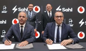 كريم عيد، نائب الرئيس للقطاع التجاري في ڤودافون مصر، وعبد الله عسل، العضو المنتدب لشركة سهل، خلال توقيع اتفاقية التعاون لإطلاق خدمة شحن كروت الكهرباء عبر ڤودافون كاش.