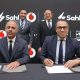 كريم عيد، نائب الرئيس للقطاع التجاري في ڤودافون مصر، وعبد الله عسل، العضو المنتدب لشركة سهل، خلال توقيع اتفاقية التعاون لإطلاق خدمة شحن كروت الكهرباء عبر ڤودافون كاش.