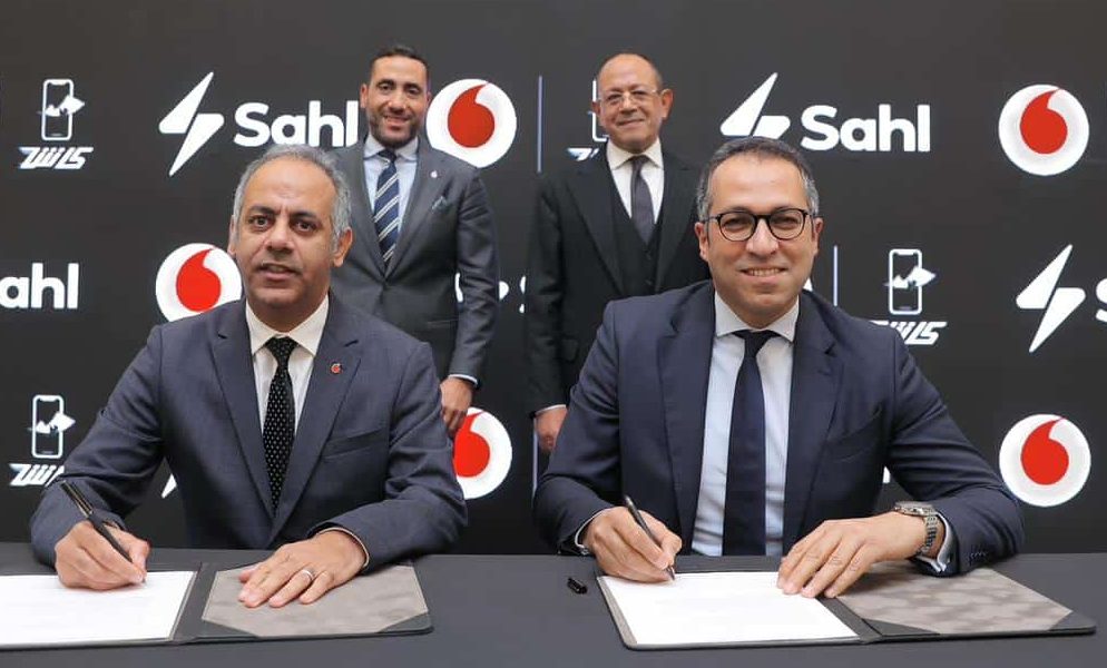 كريم عيد، نائب الرئيس للقطاع التجاري في ڤودافون مصر، وعبد الله عسل، العضو المنتدب لشركة سهل، خلال توقيع اتفاقية التعاون لإطلاق خدمة شحن كروت الكهرباء عبر ڤودافون كاش.