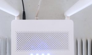 راوتر إنترنت منزلي تظهر عليه مؤشرات الاتصال