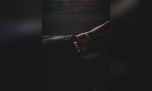سوار ذكي على معصم - صورة توضيحية، وليست لجهاز Fit4 (Alfin Auzikri / Pexels)
