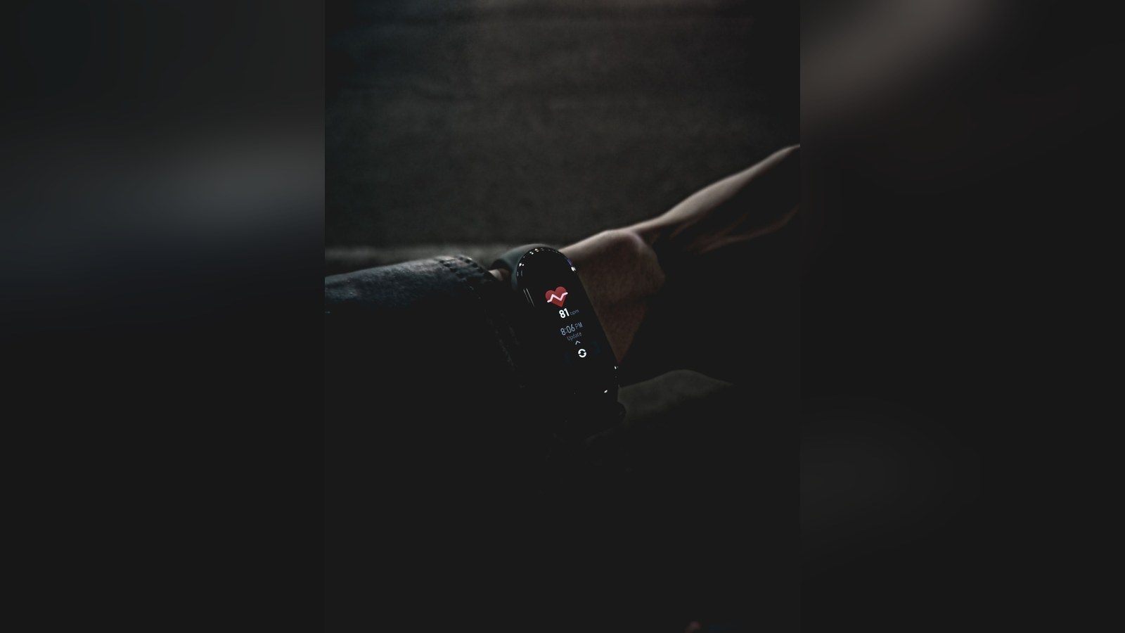 سوار ذكي على معصم - صورة توضيحية، وليست لجهاز Fit4 (Alfin Auzikri / Pexels)