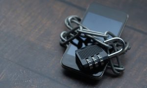 هاتف أندرويد على مكتب - صورة توضيحية (Towfiqu barbhuiya / Pexels)