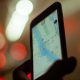 صورة توضيحية: شخص يمسك هاتفًا يعرض خريطة GPS (Enrique Alarcon / Unsplash)