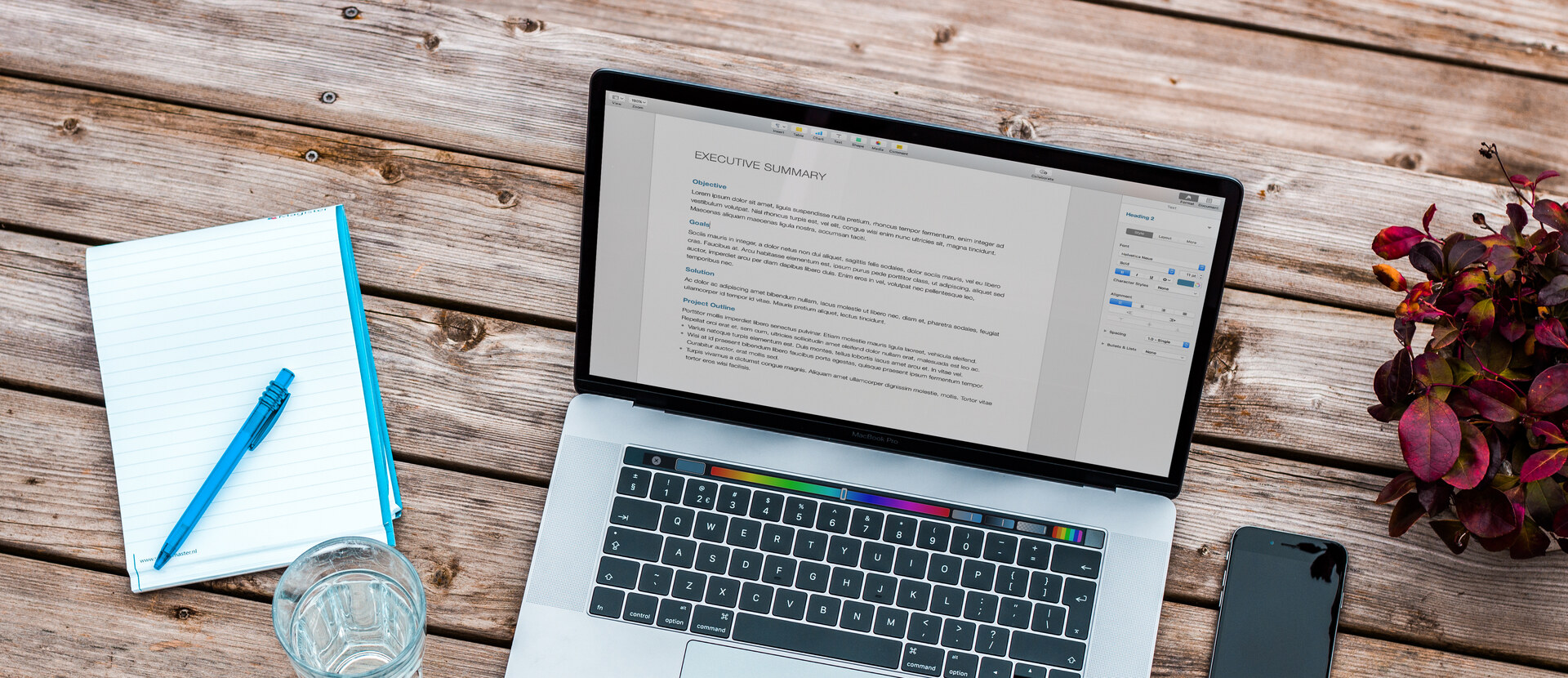 جهاز ماك بوك برو على طاولة خشبية (صورة توضيحية)